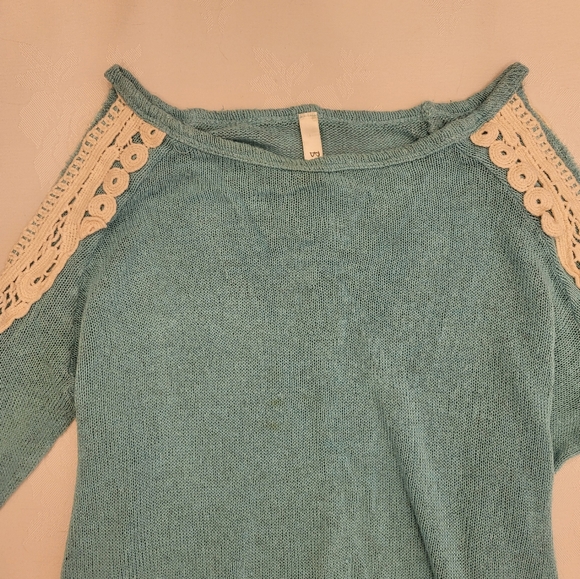 Adorable bohemian lace shoulder cut-out knitted long sleeve in arctic blue 🩵 - Picture 4 of 16